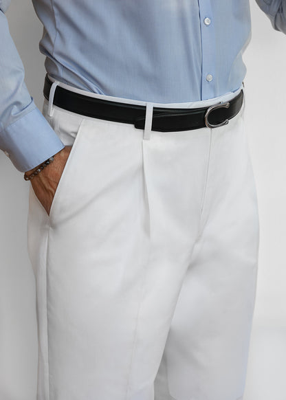 Detailansicht der weißen Baumwollhose für Herren