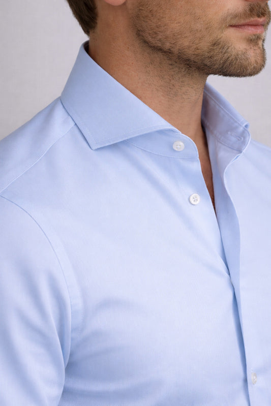 Hellblaues Herringbone-Hemd aus Baumwolle für Herren getragen