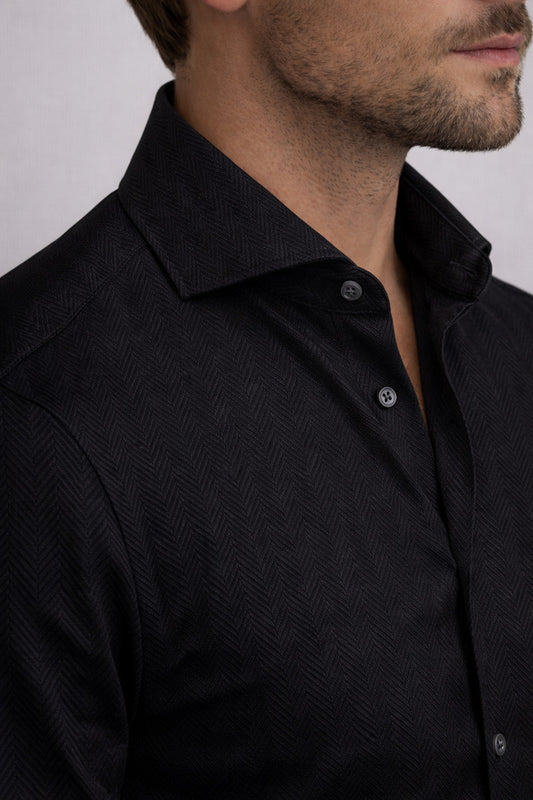 Schwarzes Herringbone-Hemd aus Baumwolle für Herren getragen