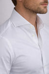 herringbone-hemd-herren-weiss-getragen