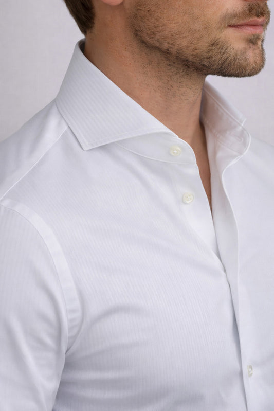 herringbone-hemd-herren-weiss-getragen