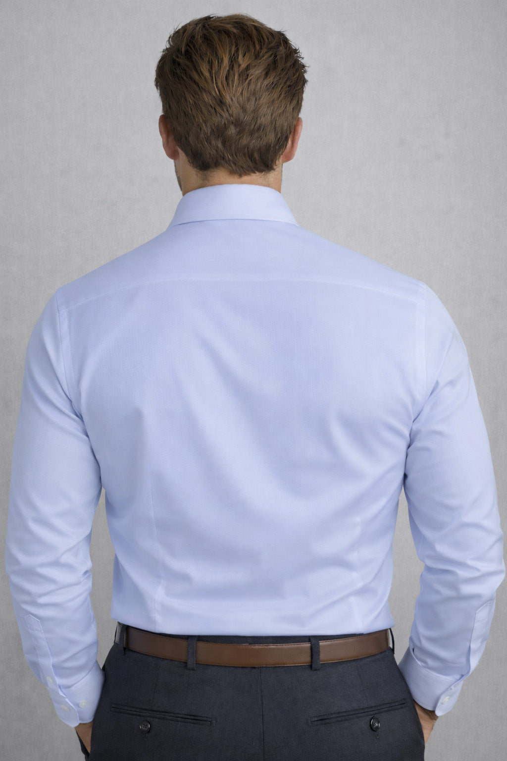 Kragen- und Knopfleisten-Detail beim hellblauen Herringbone-Hemd