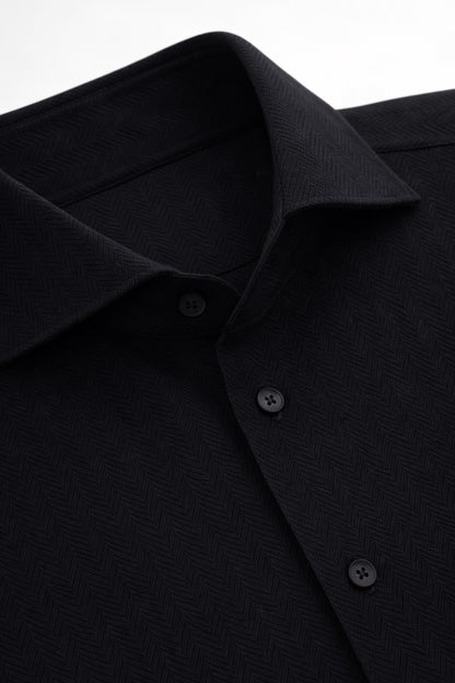 Kragen- und Knopfleisten-Detail beim schwarzen Herringbone-Hemd