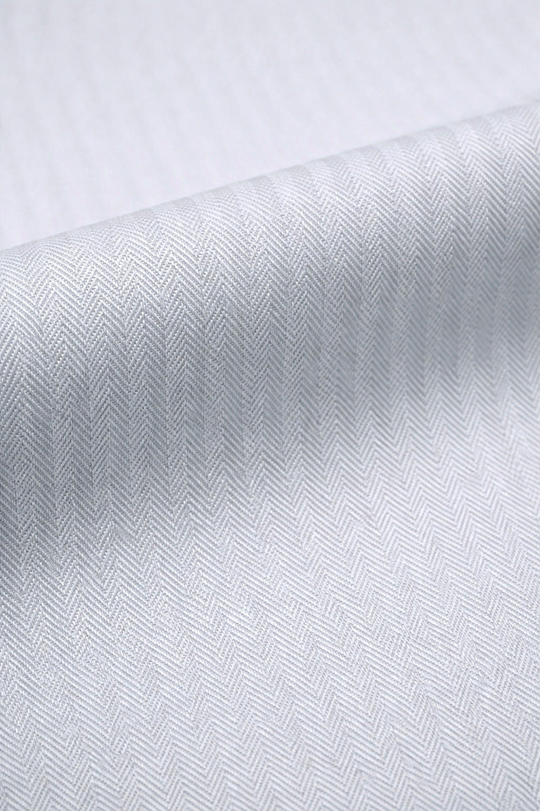 Kragen- und Knopfleisten-Detail beim weißen Herringbone-Hemd