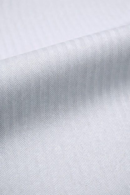 Kragen- und Knopfleisten-Detail beim weißen Herringbone-Hemd