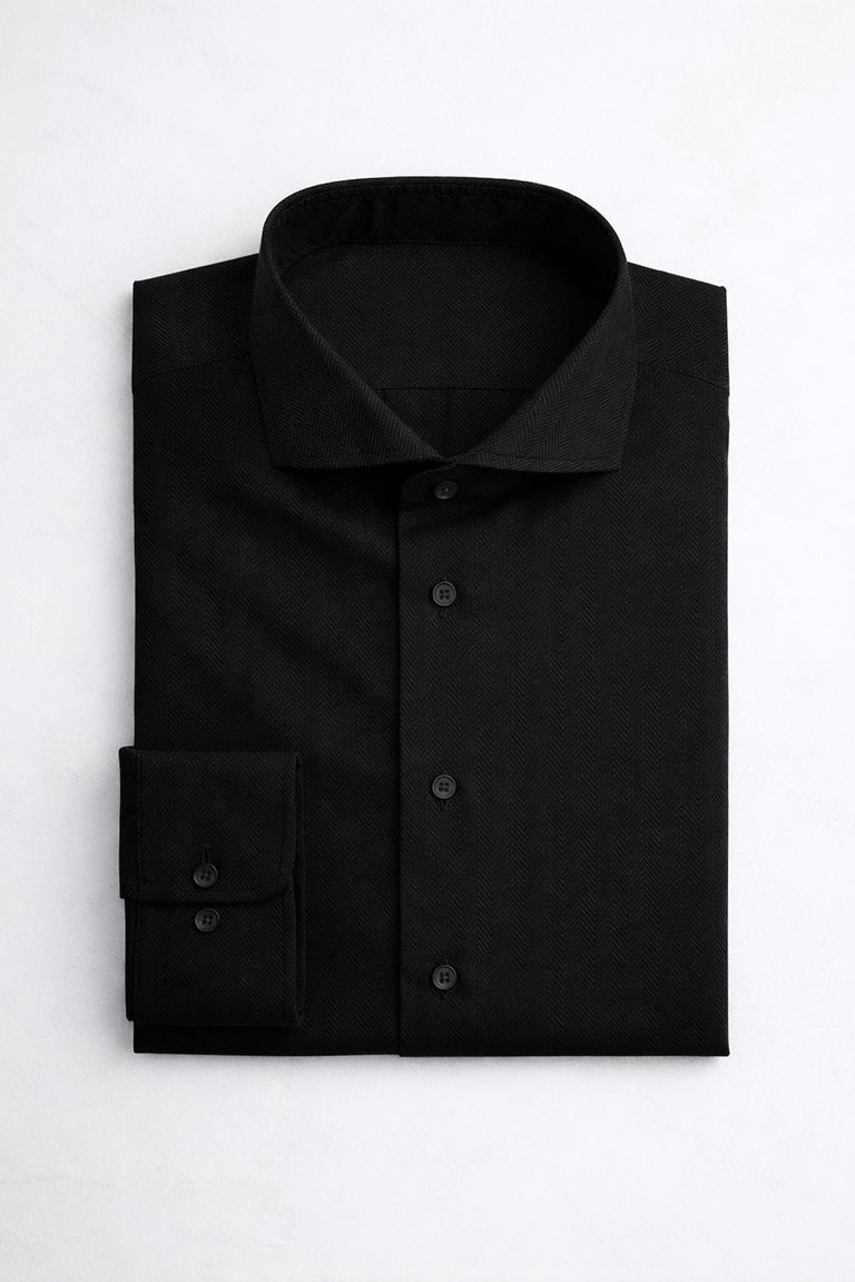 Schwarzes Herringbone-Hemd aus Baumwolle frontal dargestellt