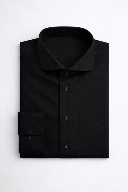 Schwarzes Herringbone-Hemd aus Baumwolle frontal dargestellt