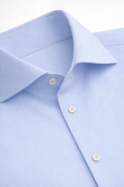 Fischgrätstruktur des hellblauen Herringbone-Hemds aus Baumwolle