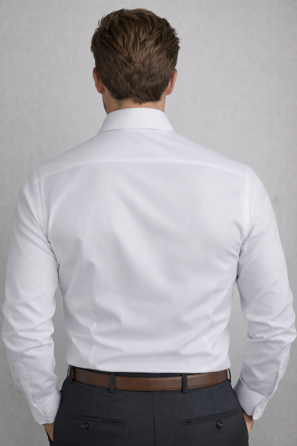 Fischgrätstruktur des weißen Herringbone-Hemds aus Baumwolle