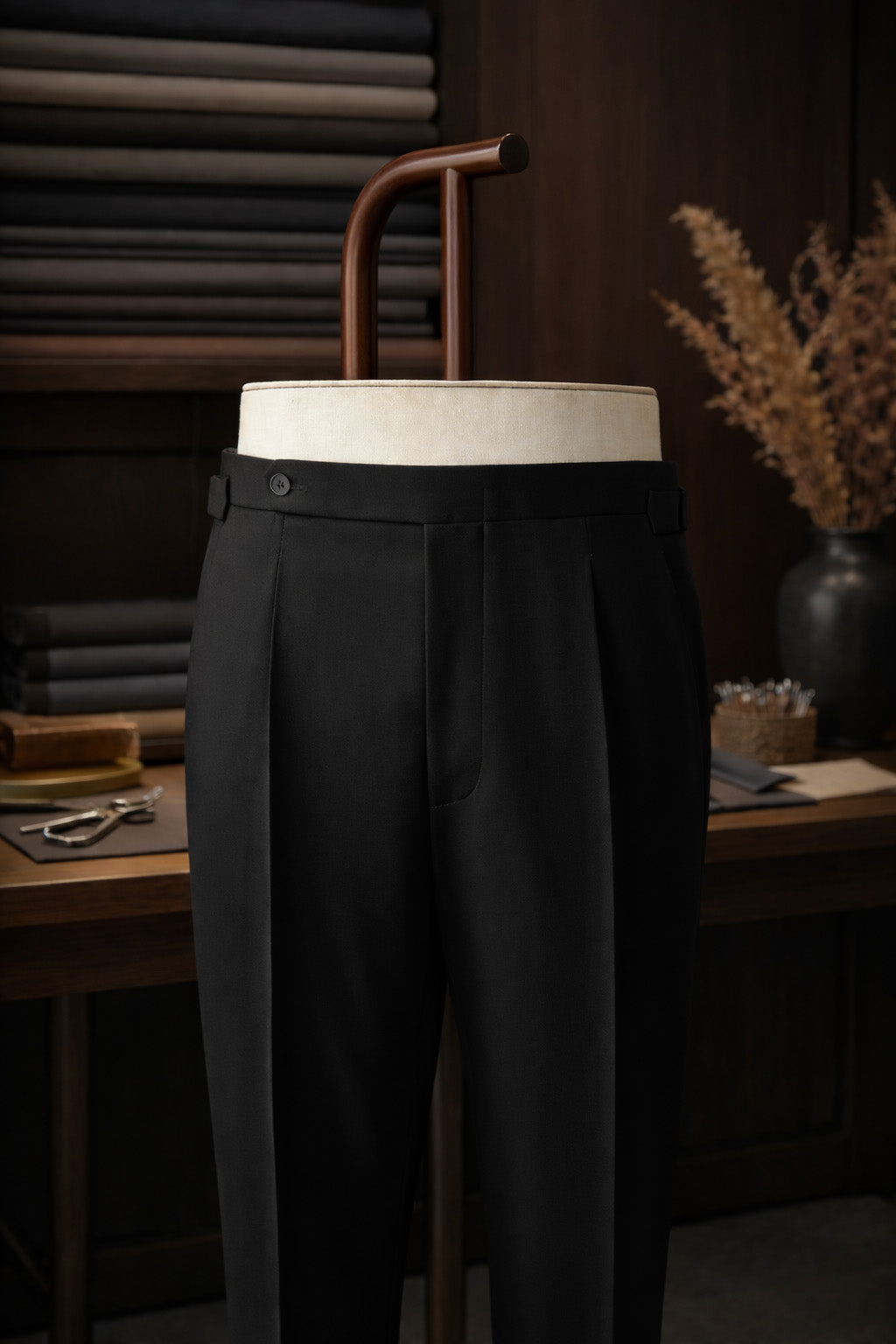 Schwarze Herrenhose mit Side Adjusters in ruhiger Atelier-Umgebung.