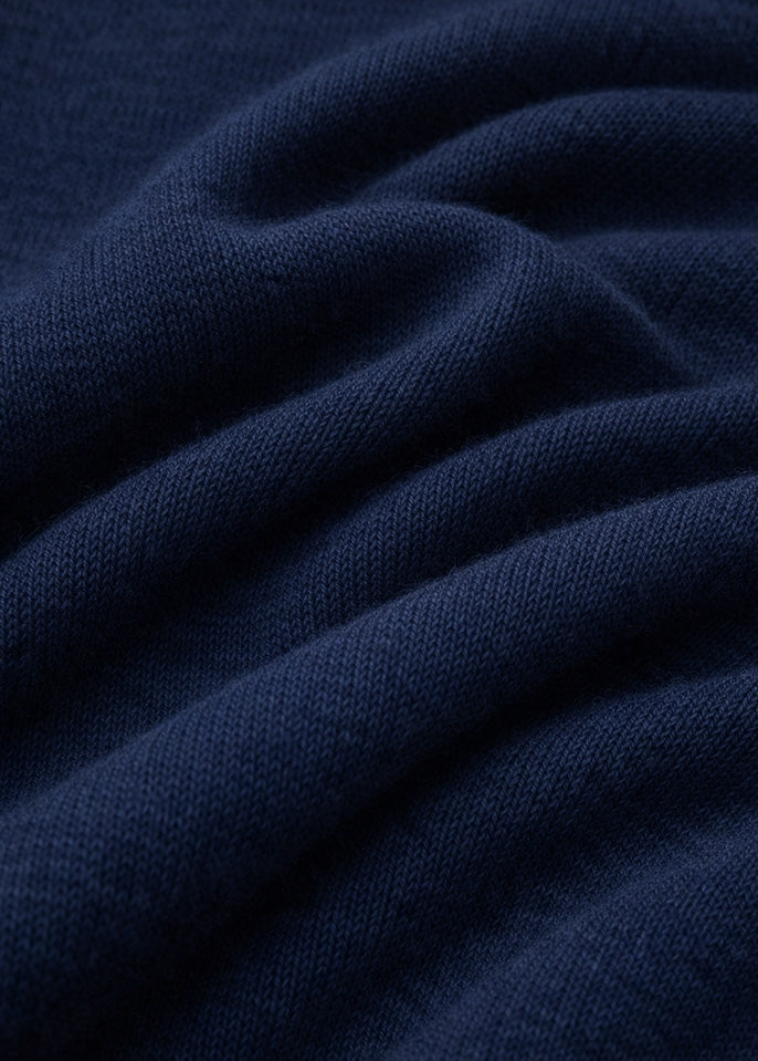 Polo-Kragen und feiner Strick beim Navy Merinowoll-Pullover