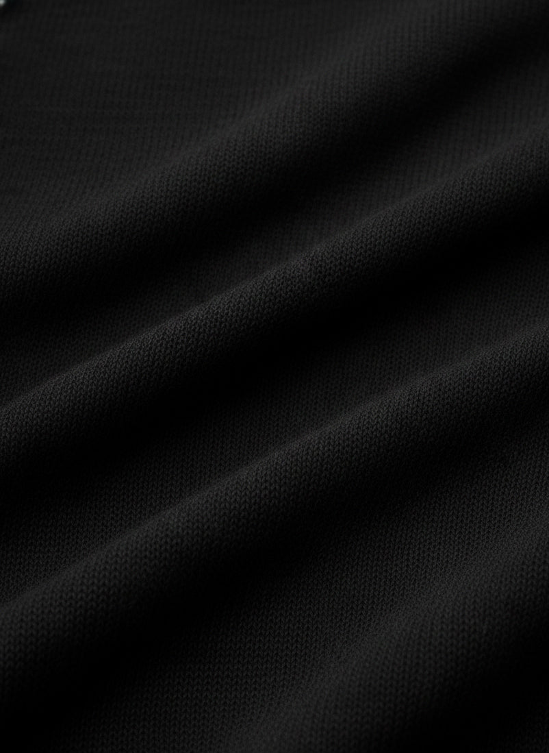 Polo-Kragen und Stoff beim schwarzen Merinowoll-Pullover