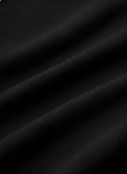 Polo-Kragen und Stoff beim schwarzen Merinowoll-Pullover