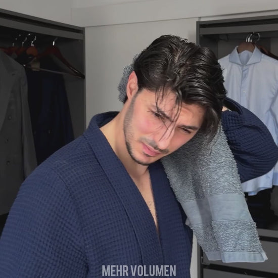Männerfrisur mit Sea Salt Spray für natürliche Textur und Volumen
