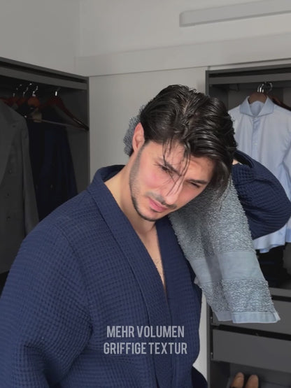 Männerfrisur mit Sea Salt Spray für natürliche Textur und Volumen