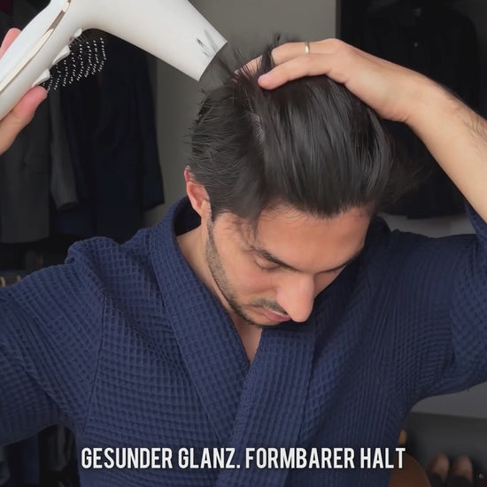 Anwendung der Signature Pomade für eine gepflegte Männerfrisur