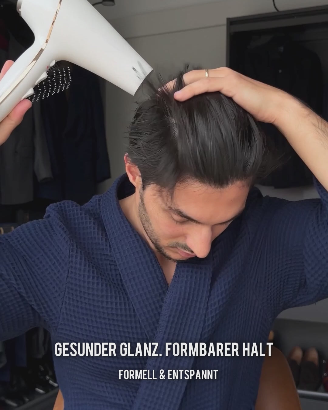 Anwendung der Signature Pomade für eine gepflegte Männerfrisur