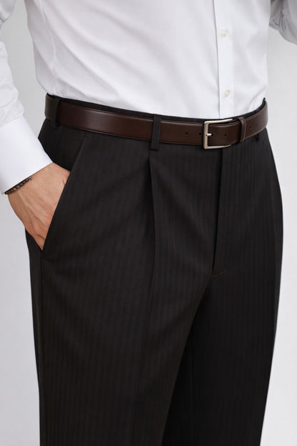 Seitlicher Versteller an dunkelbrauner Wollhose mit Herringbone-Muster