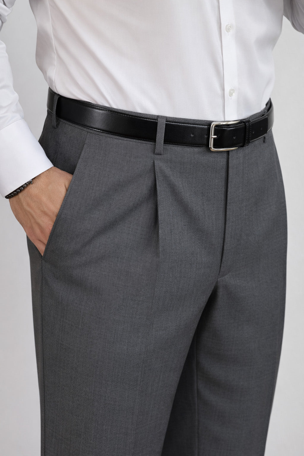 Seitlicher Versteller an mittelgrauer Wollhose für Herren