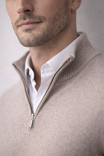 Reißverschluss und Kragen-Detail am Zip-Pullover aus Merinowolle