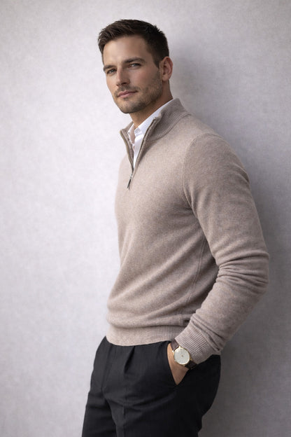 Zip-Pullover aus Merinowolle in Beige kombiniert zu eleganter Herrengarderobe